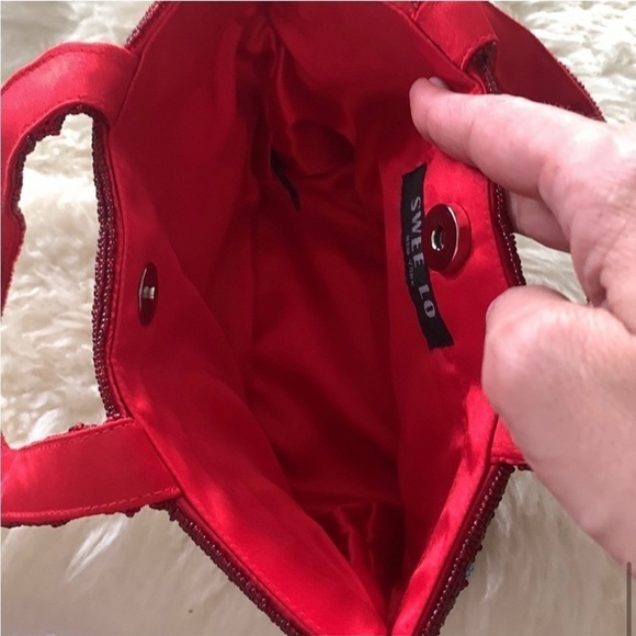 SWEE LO New York vibrant red flower designer little bag- purse, beaded handmade - Picture 6 of 10